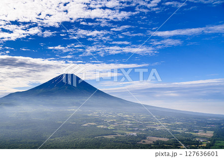 山梨県・竜ヶ岳から見る青空と富士山の絶景(夏景色) 山梨県・竜ヶ岳から見る青空と富士山の絶景(夏景色) 127636601