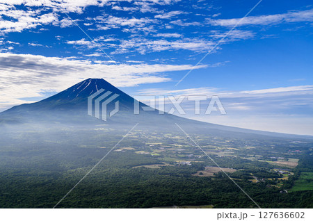 山梨県・竜ヶ岳から見る青空と富士山の絶景(夏景色) 山梨県・竜ヶ岳から見る青空と富士山の絶景(夏景色) 127636602