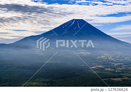 山梨県・竜ヶ岳から見る青空と富士山の絶景（夏景色） 127636628