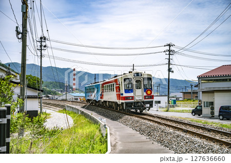美しい田舎町を進むカラフルなワンマン列車 127636660