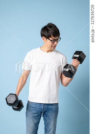 ダンベルで筋トレする男性 127636726
