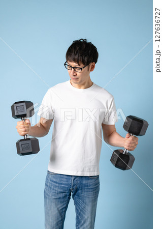 ダンベルで筋トレする男性 127636727