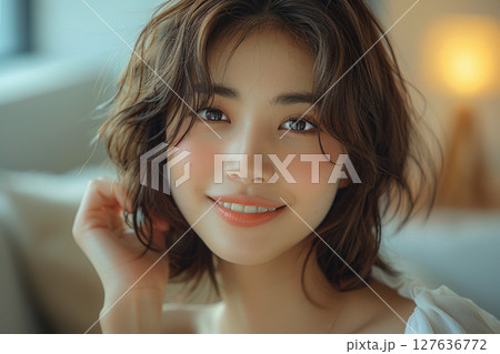 微笑む若い女性の肖像 微笑む若い女性の肖像 127636772