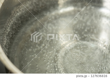 鍋で沸かしたお湯　(写真素材) 127636816