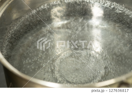 鍋で沸かしたお湯 (写真素材) 鍋で沸かしたお湯 (写真素材) 127636817