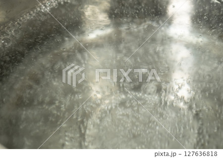 鍋で沸かしたお湯　(写真素材) 127636818