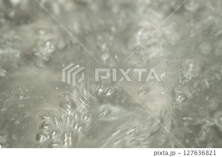 鍋で沸かしたお湯　(写真素材) 127636821