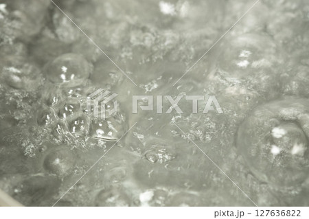 鍋で沸かしたお湯　(写真素材) 127636822