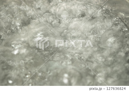 鍋で沸かしたお湯　(写真素材) 127636824