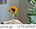 花瓶の花　ひまわり 127636968