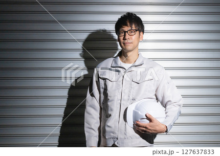 作業服の男性 127637833
