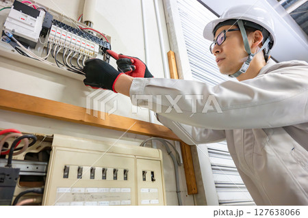 電気工事をする男性作業員 127638066
