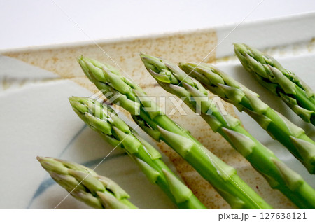 和食器にグリーンアスパラ  野菜 アスパラ  127638121