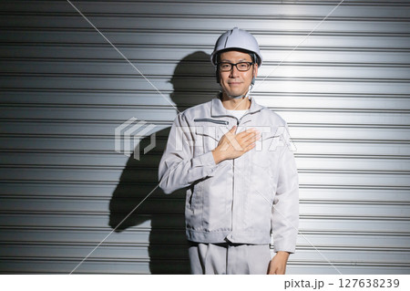 作業服の男性 127638239