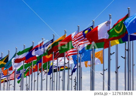青空にはためく万国旗 127638638