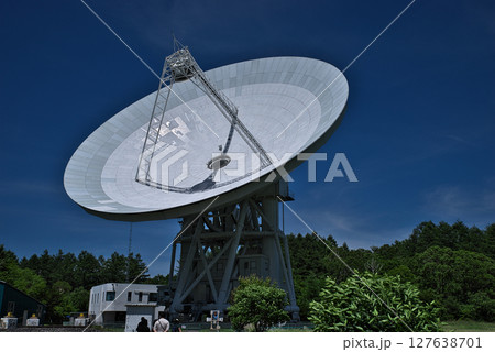 長野県の山麓、長野にある宇宙電波観測所に設置されている宇宙のパラボラアンテナ 長野県の山麓、長野にある宇宙電波観測所に設置されている宇宙のパラボラアンテナ 127638701