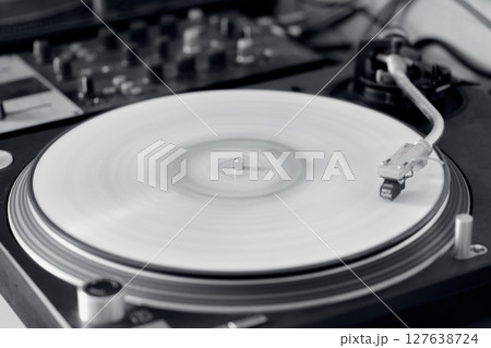 回転中のターンテーブル 127638724