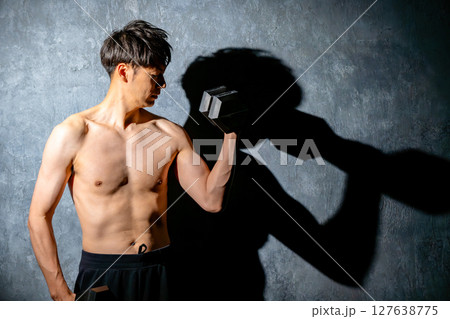 筋トレをする男性（ウエイトトレーニング） 127638775