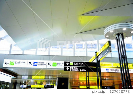 リニューアルされた広島駅ビルの案内表示 127638778