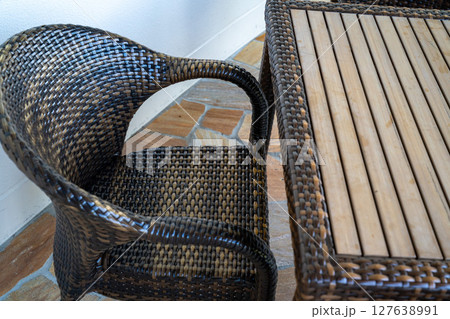 カフェにある机と椅子の写真。飲食店のイメージ。 カフェにある机と椅子の写真。飲食店のイメージ。 127638991