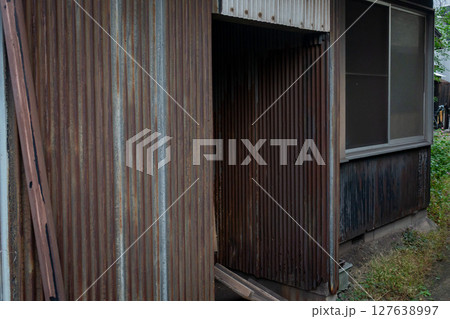 古い建物。朽ちた建物のイメージ。 127638997