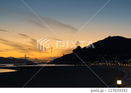 夕暮れの須磨の砂浜と明石海峡大橋 127639382