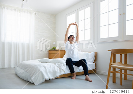 ベッドに座る男性 ベッドに座る男性 127639412