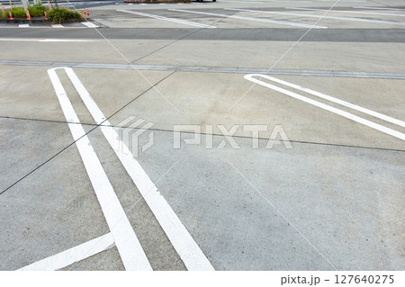 日本の高速道路にあるサービスエリアの写真 127640275