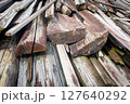 屋外に積まれた木材の写真 127640292