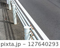 日本で撮影したガードレールの写真。交通イメージ。 127640293