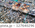 お店で売っているおいしそうな貝の写真。 127640296