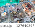 お店で売っているおいしそうな貝の写真。 127640297