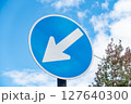 指定方向以外通行禁止の標識の写真。交通イメージ。 127640300