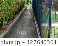 日本で撮影した狭い路地の写真。 127640301