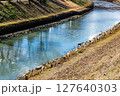 川の写真。穏やかな川のイメージ。 127640303