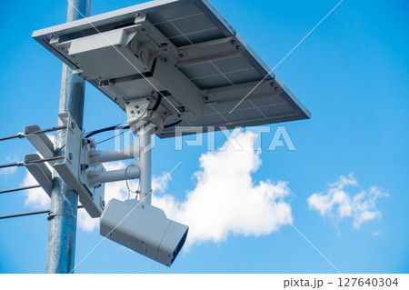 屋外に設置された太陽光パネル付きの監視カメラの写真。 屋外に設置された太陽光パネル付きの監視カメラの写真。 127640304