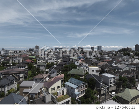 広がる東京郊外の住宅地と遠景のビル群、東京都大田区山王 広がる東京郊外の住宅地と遠景のビル群、東京都大田区山王 127640513