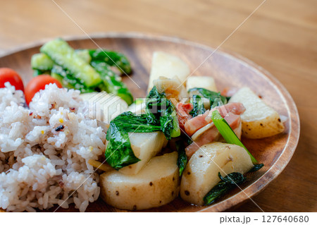 栄養満点の和風朝ごはんプレート 127640680