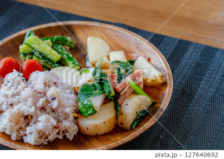 栄養満点の和風朝ごはんプレート 127640692