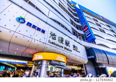 日本の東京都市景観 池袋駅東口などを望む 127640802