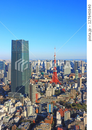 東京都港区、麻布台ヒルズ森JPタワーと東京タワーの風景 東京都港区、麻布台ヒルズ森JPタワーと東京タワーの風景 127640840