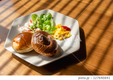 朝の光差し込む洋風朝食プレート 127640841