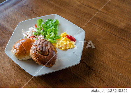 朝の光差し込む洋風朝食プレート 朝の光差し込む洋風朝食プレート 127640843
