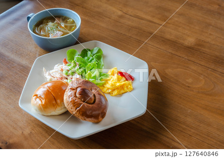 朝の光差し込む洋風朝食プレート 127640846