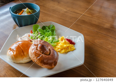 朝の光差し込む洋風朝食プレート 朝の光差し込む洋風朝食プレート 127640849