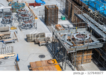 上から見たビルの躯体工事現場 上から見たビルの躯体工事現場 127640877