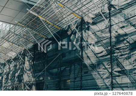 外壁工事現場 連絡通路の下に設置したアサガオ 外壁工事現場 連絡通路の下に設置したアサガオ 127640878