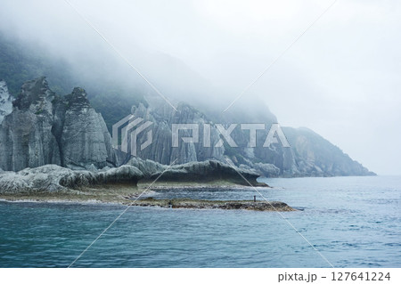 仏ヶ浦の天龍岩と蓬莱山(青森県下北郡佐井村) 仏ヶ浦の天龍岩と蓬莱山(青森県下北郡佐井村) 127641224