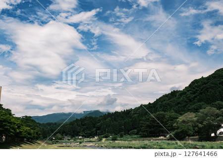 山の中に広がる田舎の風景 山の中に広がる田舎の風景 127641466