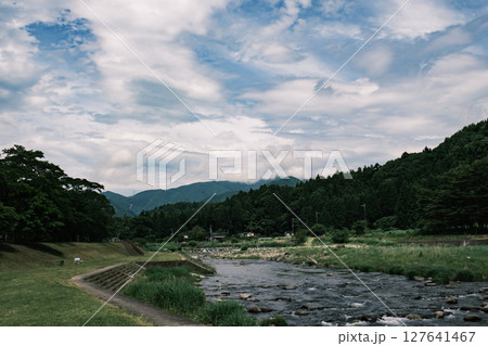 山の中に広がる田舎の風景 127641467